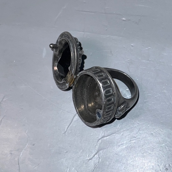 Oversized Pewter & Black Oval Poison Ring - Picture 3 of 7